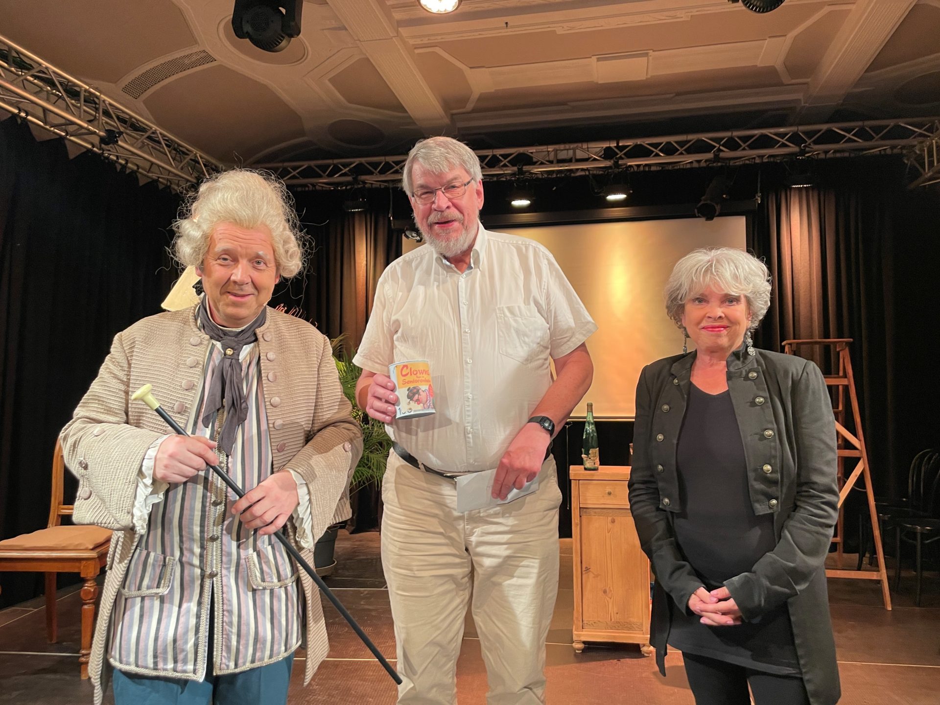 Spende für die Clowns im Seniorenheim