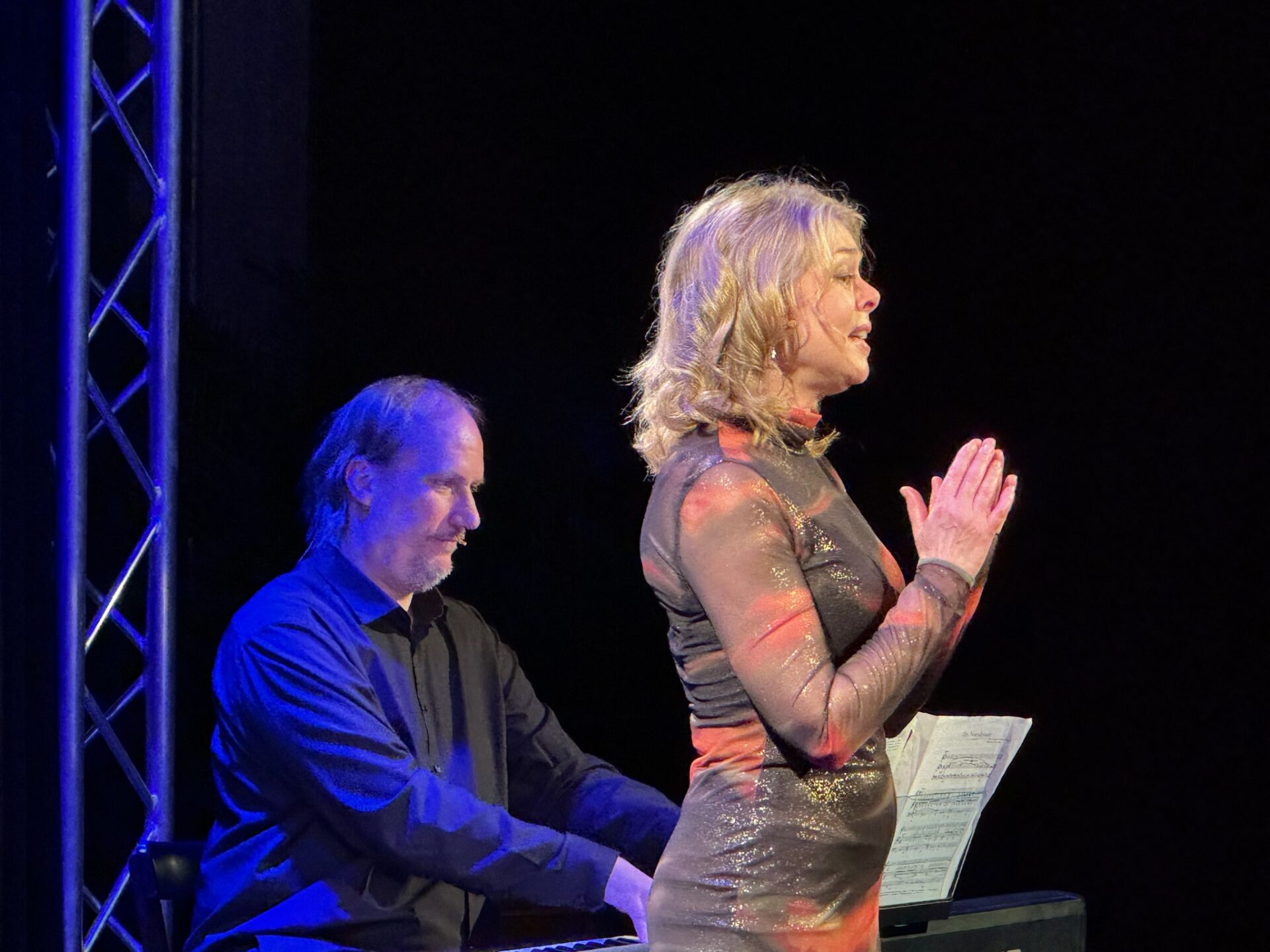 Texte mit Humor, Gesang und Klavier